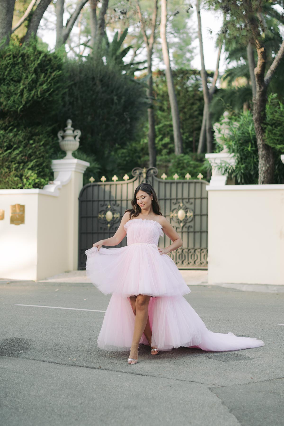 Mariée en robe rose photographiée dans les rues de Saint-Jean-Cap-Ferrat